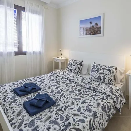Stylish 4 Bedroom Villa *