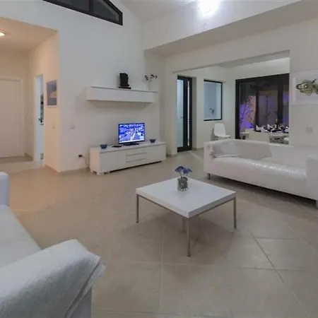 Stylish 4 Bedroom Villa *